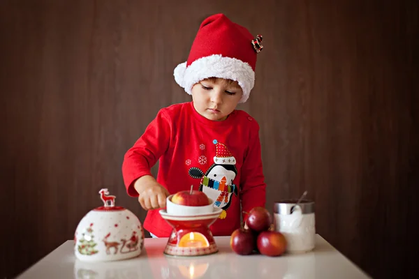 Chico, preparando mermelada de manzana — Foto de Stock