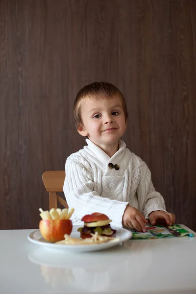 Мальчик, ест фруктовый сэндвич — стоковое фото