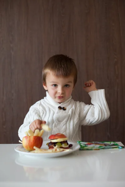 少年は、フルーツのサンドイッチを食べる — ストック写真