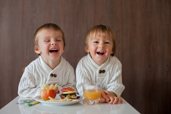 Dos chicos, comiendo sándwich de frutas — Foto de Stock