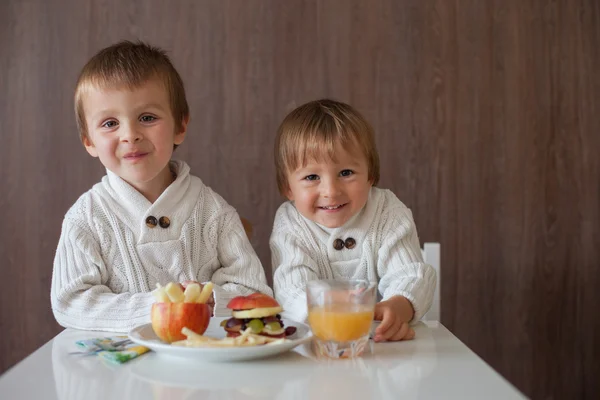 Due ragazzi che mangiano panino alla frutta — Foto Stock
