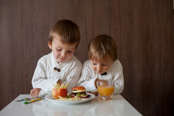 两个男孩，吃水果三明治 — 图库照片
