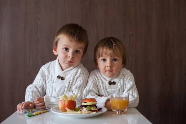 Två pojkar, äter frukt smörgås — Stockfoto