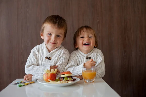 Two boys, eating fruit sandwich — Stock Photo, Image