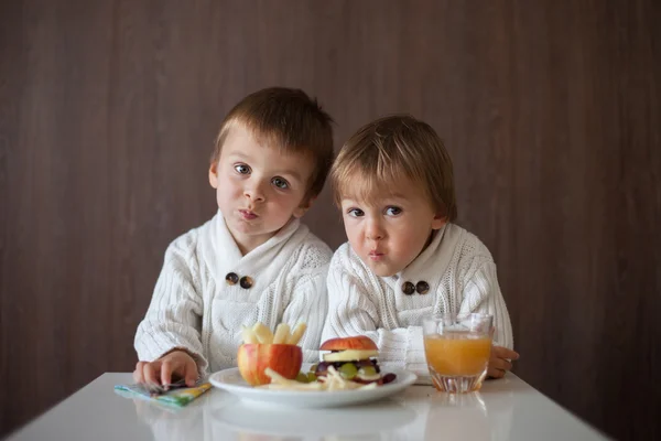 Dos chicos, comiendo sándwich de frutas —  Fotos de Stock