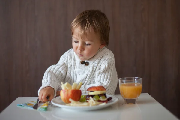 Мальчик, ест фруктовый сэндвич — стоковое фото