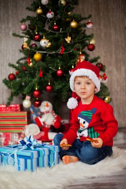 küçük çocuk chrismas hediye açılış