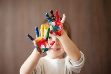 boyalı ellerle çocuk