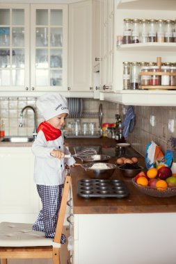 küçük çocuk, muffins pişirme