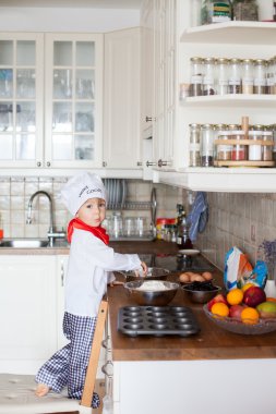 küçük çocuk, muffins pişirme
