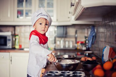 küçük çocuk, muffins pişirme