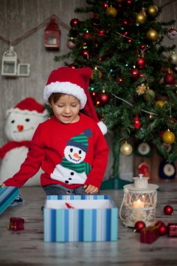 evlat, Noel hediyesi açma