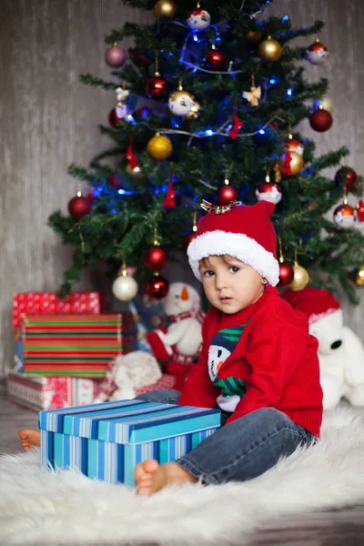 打开圣诞礼物的小男孩 — 图库照片