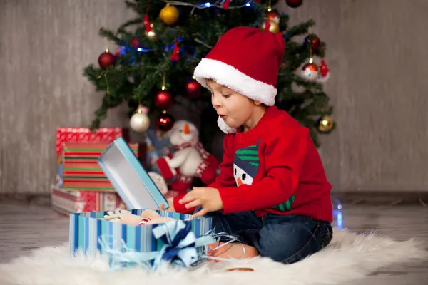Pequeño niño abriendo regalos para Navidad — Foto de Stock