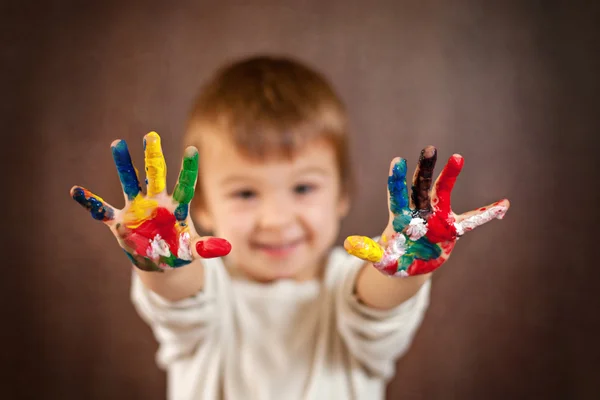 Menino com as mãos pintadas — Fotografia de Stock