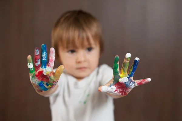 Хлопчик з розфарбованими руками — стокове фото