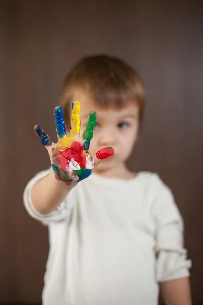 Jongen met de geschilderde handen — Stockfoto