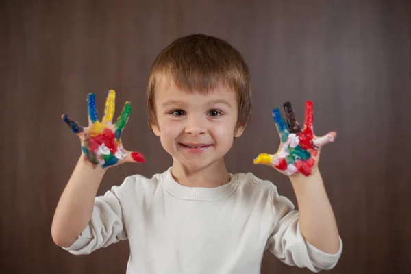 Menino com as mãos pintadas — Fotografia de Stock