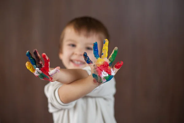 Junge mit bemalten Händen — Stockfoto