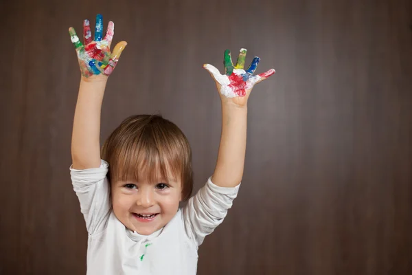Хлопчик з розфарбованими руками — стокове фото