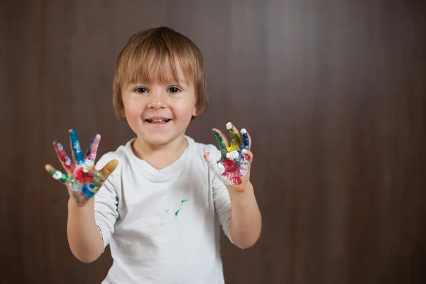 塗られた手を持つ少年 — ストック写真