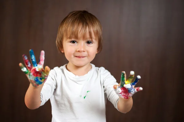 Menino com as mãos pintadas — Fotografia de Stock