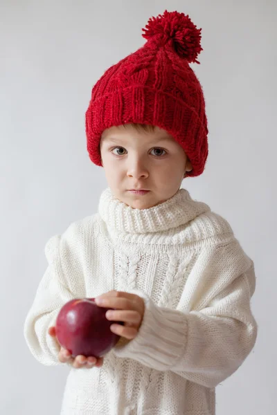 Αγόρι, κρατώντας το μήλο — Φωτογραφία Αρχείου