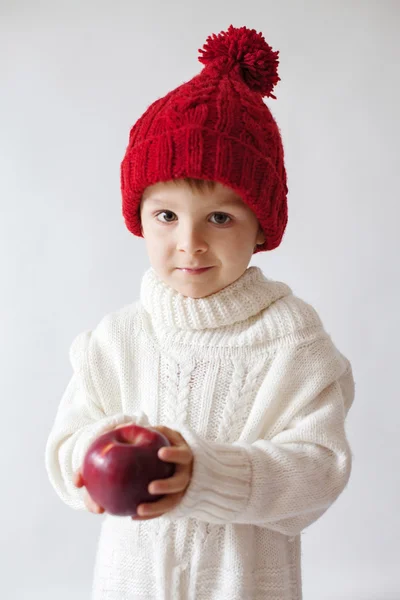 Pojke, håller apple — Stockfoto