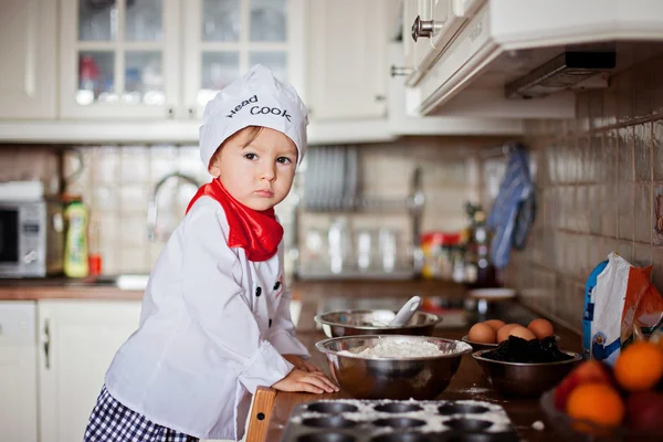 Little boy, baking muffins — Stock Photo, Image