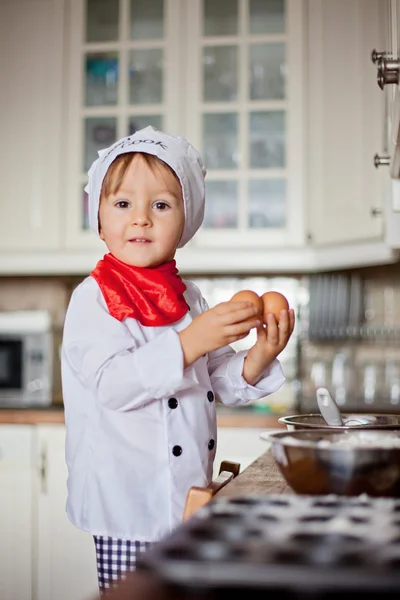 Petit garçon, muffins à cuire — Photo