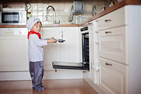 Little boy, baking muffins — Stock Photo, Image