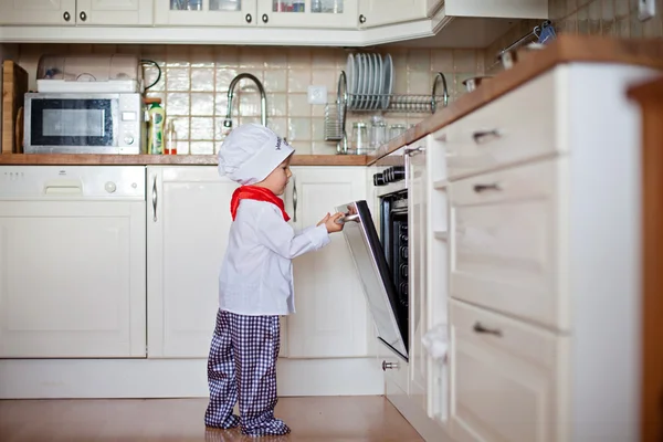 Küçük çocuk, muffins pişirme — Stok fotoğraf