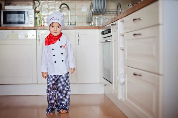 Küçük çocuk, muffins pişirme — Stok fotoğraf