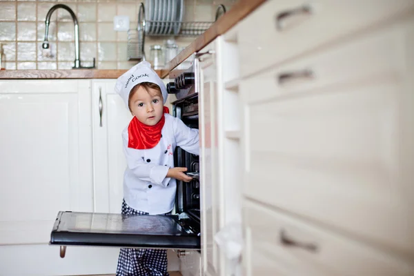 Küçük çocuk, muffins pişirme — Stok fotoğraf