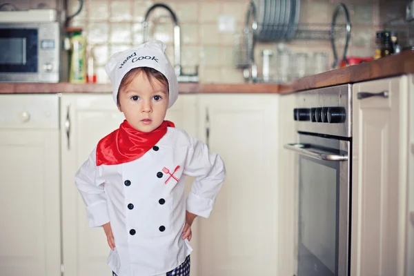 Küçük çocuk, muffins pişirme — Stok fotoğraf