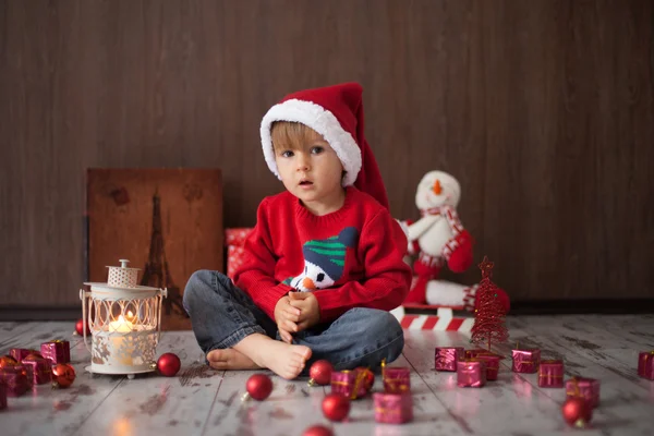 Liten pojke på julafton — Stockfoto