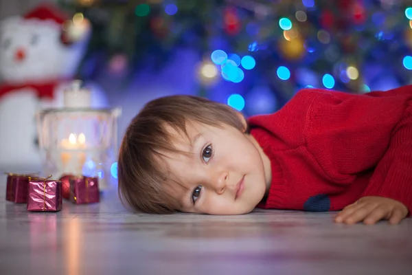 Kleine jongen op Kerstmis — Stockfoto