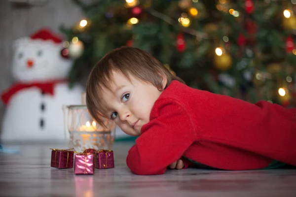 Kleiner Junge an Weihnachten — Stockfoto