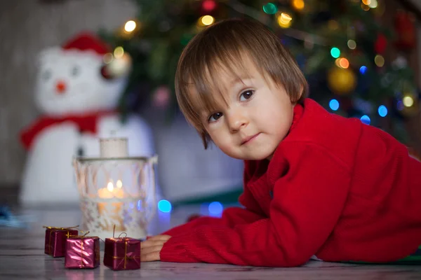 Liten pojke på julafton — Stockfoto