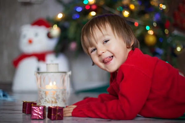 Liten pojke på julafton — Stockfoto