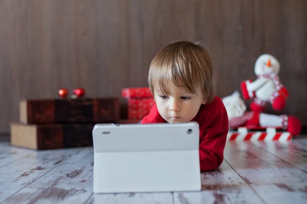 Liten pojke spelar på Tablet PC — Stockfoto