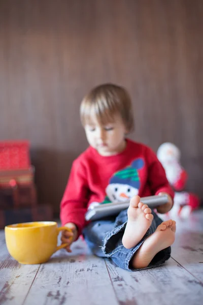 Menino brincando no tablet — Fotografia de Stock