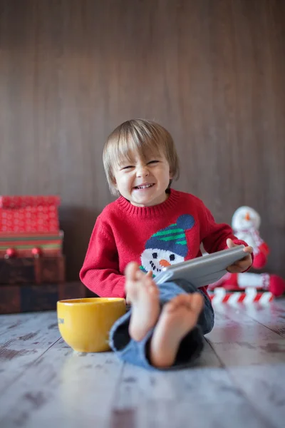 Kisfiú játszik a tabletta — Stock Fotó