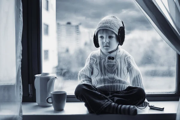 Boy with hat, listening music — Stock Photo, Image