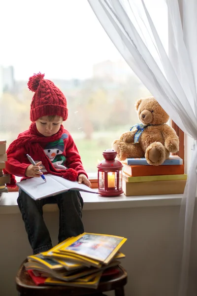 Pojke, skriva brev till santa — Stockfoto