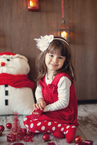 ख्रिसमस वर लहान मुलगी — स्टॉक फोटो, इमेज