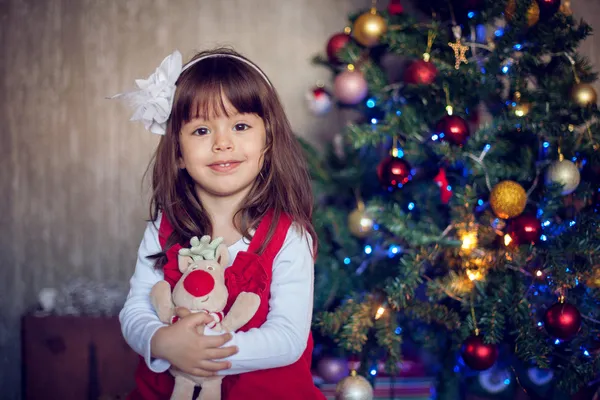 Kleines Mädchen an Weihnachten — Stockfoto