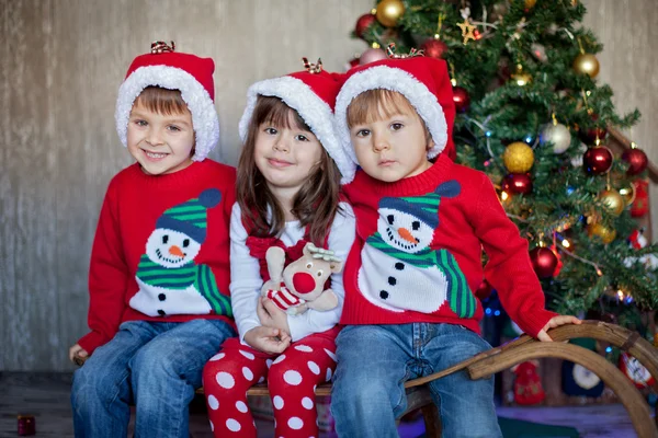 Niños en Navidad — Foto de Stock