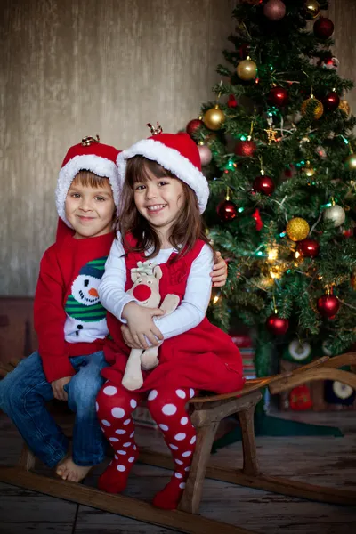 Crianças no Natal — Fotografia de Stock