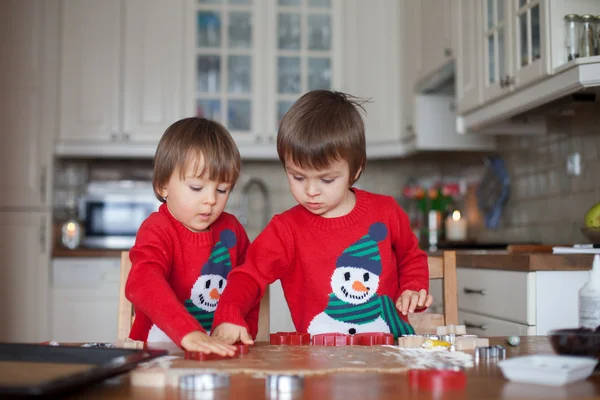 Pojkar, bakning ingefära cookies till jul — Stockfoto